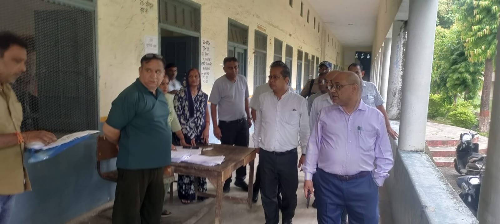 एसआईआर कार्य के तीसरे चरण में दावों एवं आपत्तियों की प्रक्रिया का आयुक्त गढ़वाल मण्डल ने लिया जायजा 4 कार्य के तीसरे चरण में दावों एवं आपत्तियों की