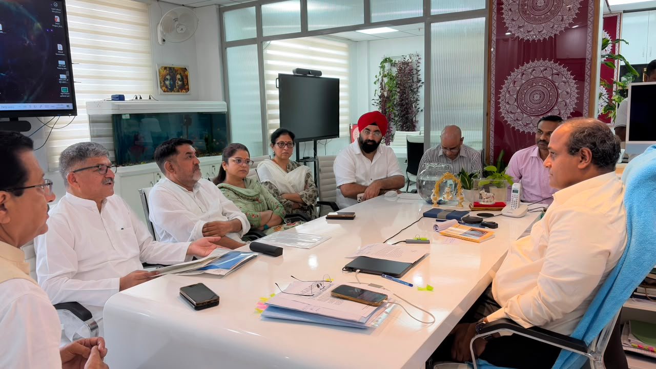 कांग्रेस प्रतिनिधिमंडल ने की मुख्य निर्वाचन अधिकारी से भेंट 2 प्रतिनिधिमंडल ने की मुख्य निर्वाचन अधिकारी से भेंट
