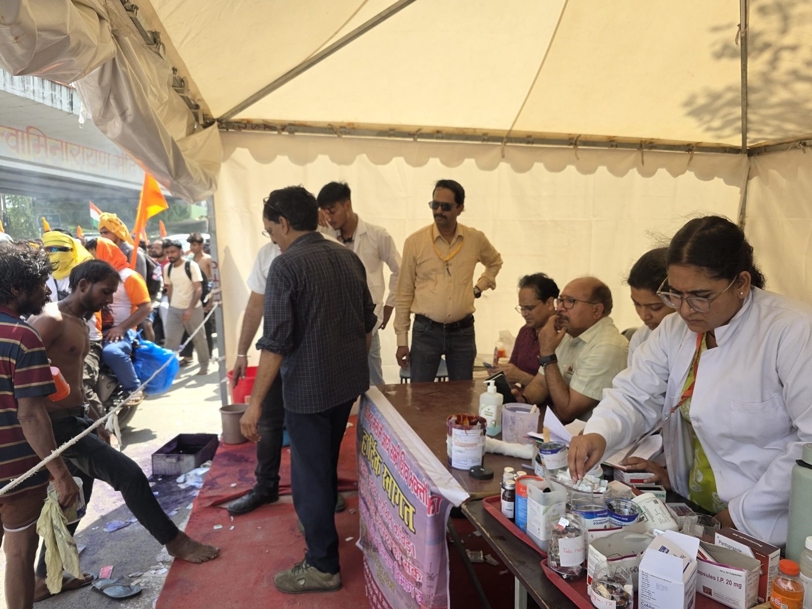 कांवड़ यात्रा पर आने वाले शिवभक्तों का स्वास्थ्य खराब होने की दशा में तत्काल निशुल्क किया जा रहा है उपचार 2 यात्रा पर आने वाले शिवभक्तों का स्वास्थ्य खराब होने