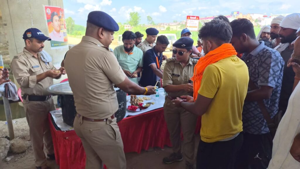 कांवड़ियों-की-सेवा-में-जुटी-पुलिस-किया-प्रसाद-वितरण.jpeg