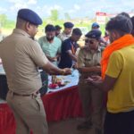 कांवड़ियों-की-सेवा-में-जुटी-पुलिस-किया-प्रसाद-वितरण.jpeg