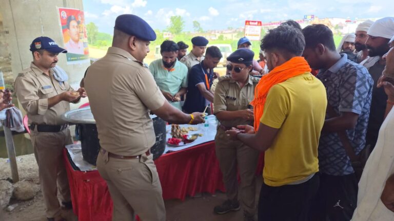 कांवड़ियों-की-सेवा-में-जुटी-पुलिस-किया-प्रसाद-वितरण.jpeg
