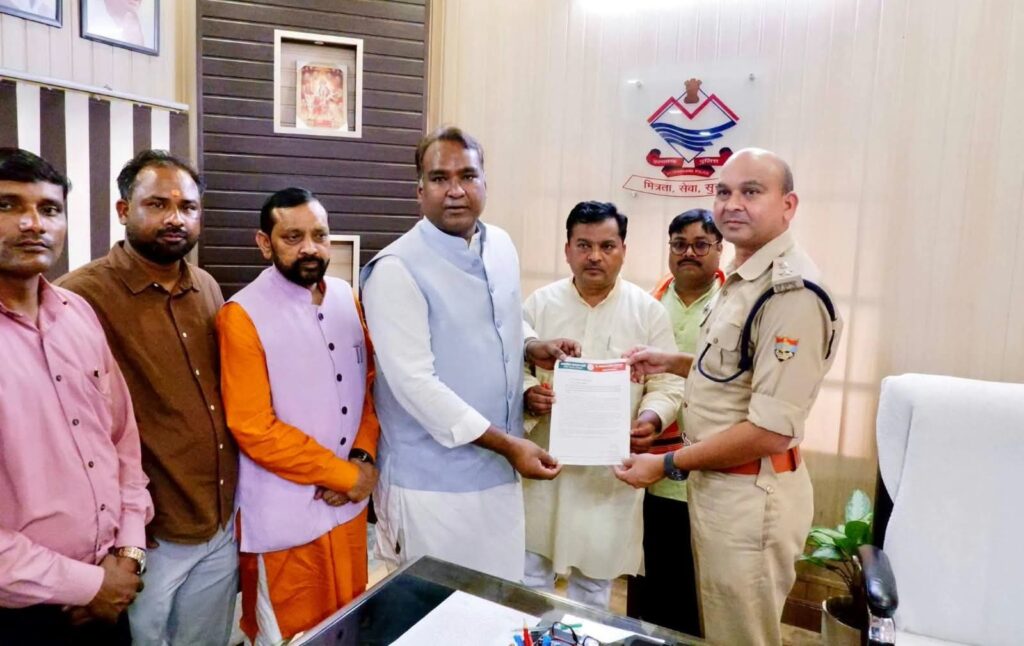 के-नेतृत्व-में-महानगर-के-पदाधिकारियों-ने-एसपी-सिटी.jpeg