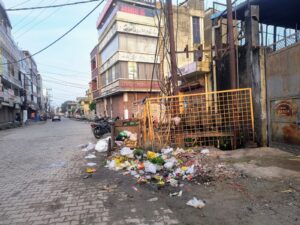 के-पास-कूडा-डालना-घट-सकती-है-कोई-घटना.jpeg