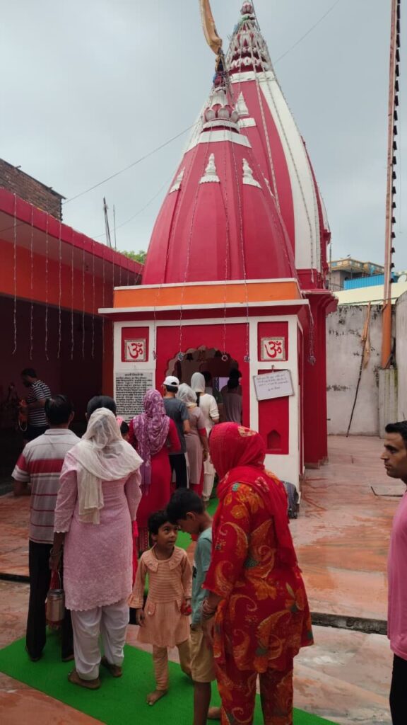 के-शिव-मंदिरों-में-लगी-भारी-भीड़-पुलिस-द्वारा.jpeg