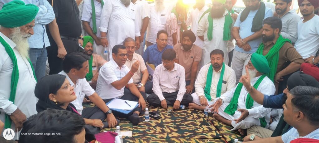के-साथ-अपर-जिलाधिकारी-ने-किया-संवाद-समस्याओं-के.jpeg