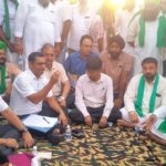 के-साथ-अपर-जिलाधिकारी-ने-किया-संवाद-समस्याओं-के.jpeg