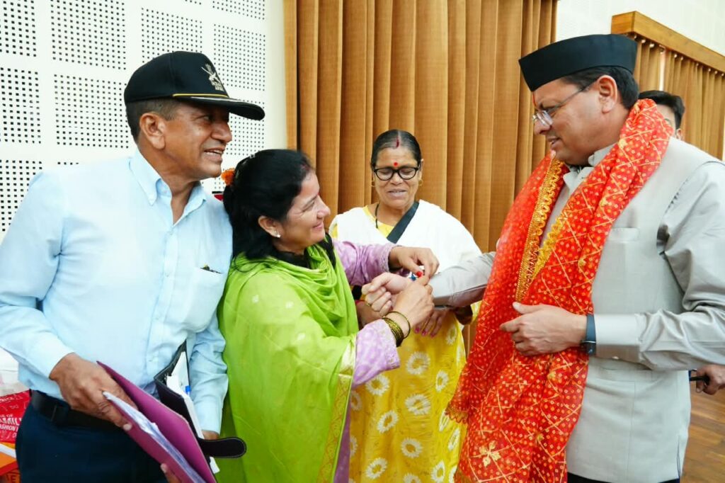 को-महिलाओं-ने-बांधा-रक्षा-सूत्र-मुख्यमंत्री-ने-दी.jpeg