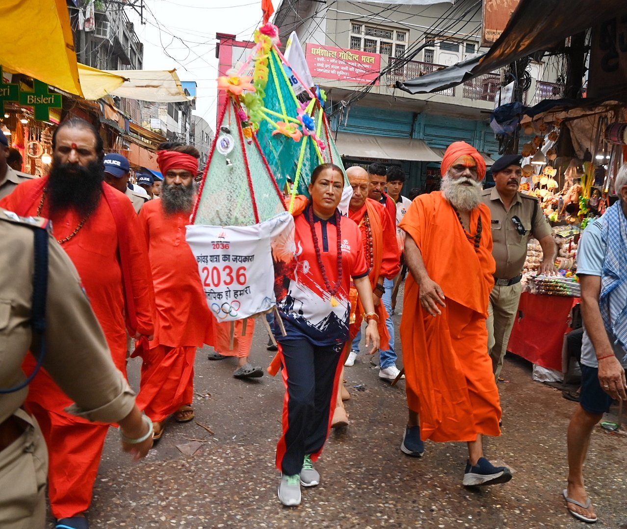 मंत्री रेखा आर्य ने हरकी पैड़ी से उठाई कांवड़