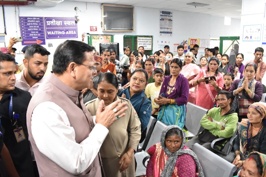 घायल श्रमिकों से मिले मुख्यमंत्री, जिला अस्पताल में जाना कुशलक्षेम 2 श्रमिकों से मिले मुख्यमंत्री जिला अस्पताल में जाना कुशलक्षेम