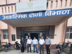 चिकित्सा-अधिकारी-स्वास्थ्य-सेवाओं-का-निरीक्षण-कर-जायजा.jpeg