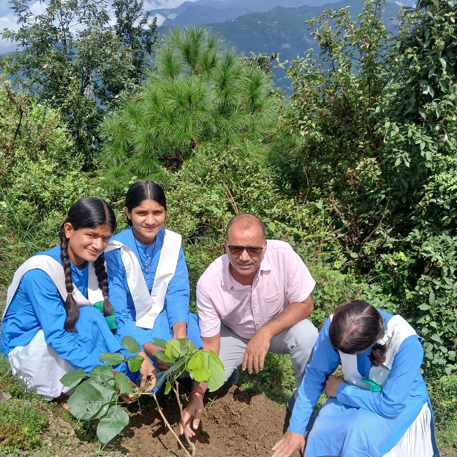 ने पेड़ों को राखी बांधकर लिया पर्यावरण संरक्षण का