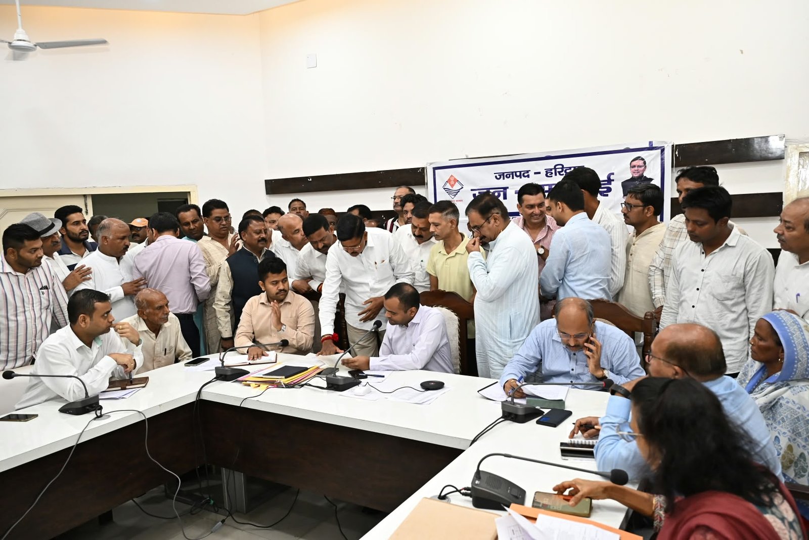 जनपद वासियों की समस्याओं को त्वरित निस्तारण के उदेश्य से जिलाधिकारी मयूर दीक्षित की अध्यक्षता में कलेक्ट्रेट सभागार में प्रत्येक सोमवार को आयोजित किया जा रहा है जन सुनवाई कार्यक्रम 2 वासियों की समस्याओं को त्वरित निस्तारण के उदेश्य से