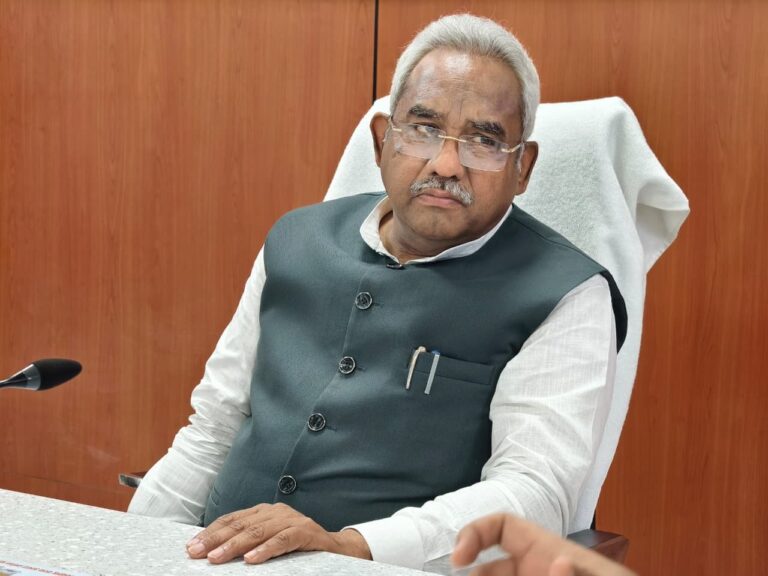 टनल-हादसा-मा0-मंत्री-ने-एसईओसी-पहुंचकर-राहत-एवं-बचाव.jpeg