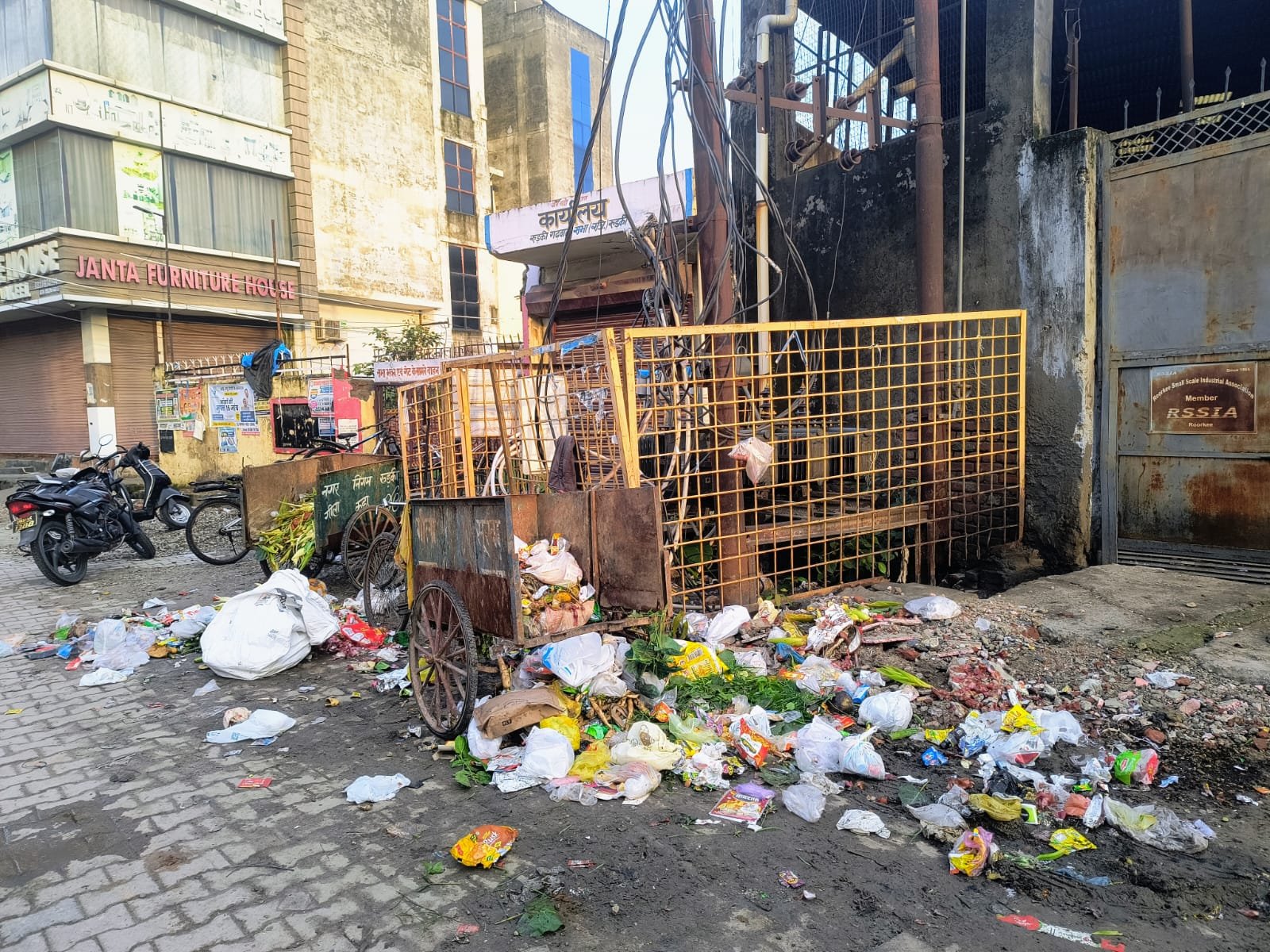 ट्रांसफॉर्मर के पास कूडा डालना, घट सकती है कोई घटना 2 के पास कूडा डालना घट सकती है कोई घटना