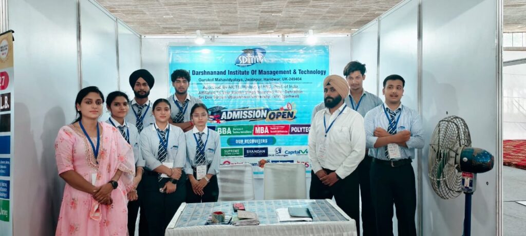 दर्शानंद-इंस्टिट्यूट-ऑफ-मैनेजमेंट-एंड-टेक्नोलॉजी-के-छात्र-–.jpg