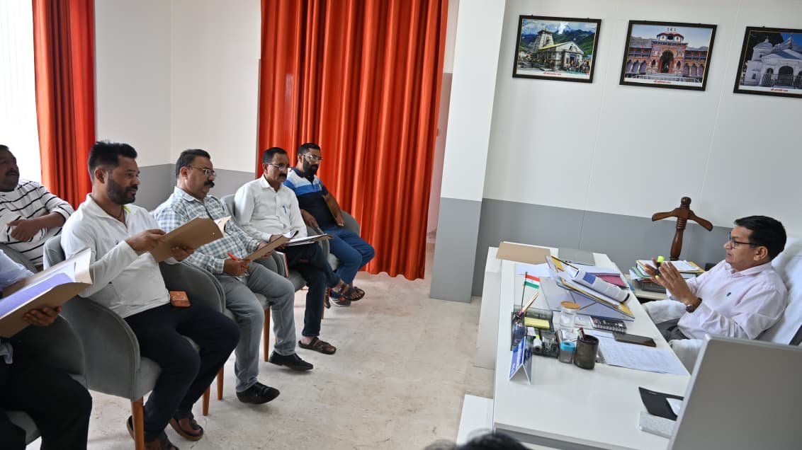 दावे एवं आपत्तियों के निस्तारण की सुनवाई के संबंध में जनपद के मान्यता प्राप्त राजनीतिक दलों के प्रतिनिधियों के साथ बैठक 4 एवं आपत्तियों के निस्तारण की सुनवाई के संबंध में