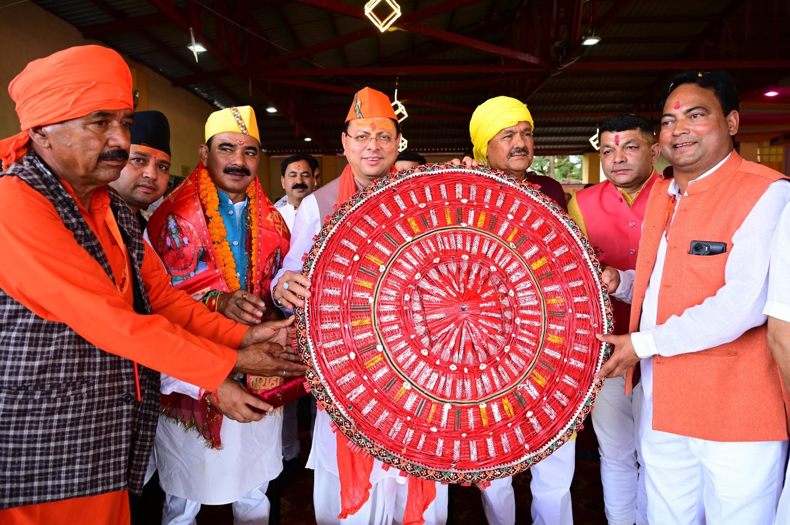 देवीधुरा में फलों-फूलों से बरसी बग्वाल, ऐतिहासिक पाषाण युद्ध के साक्षी बने लाखों श्रद्धालु 2 में फलों फूलों से बरसी बग्वाल ऐतिहासिक पाषाण युद्ध के