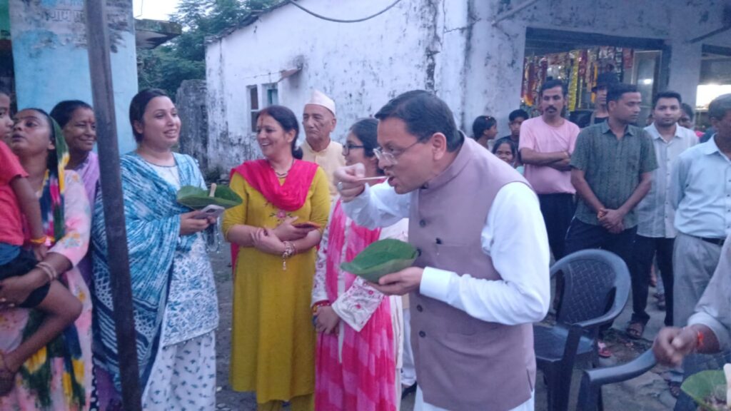 धामी-ने-लोकल-फॉर-वोकल-को-दिया-बढ़ावालोहियाहैड-में.jpeg