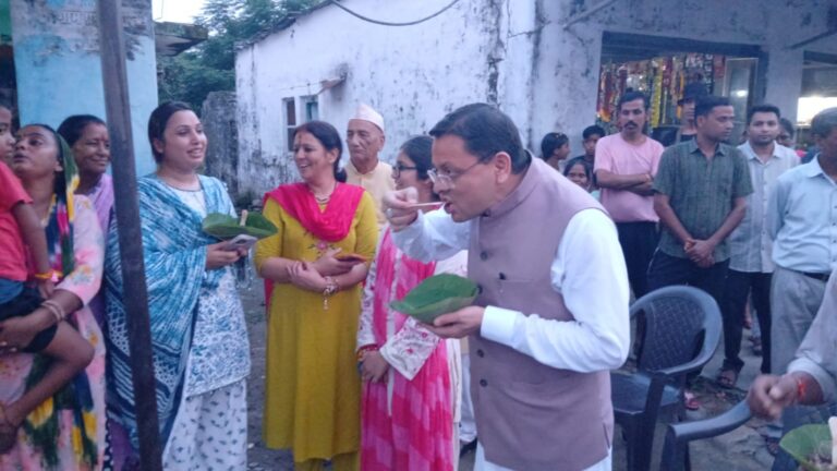 धामी-ने-लोकल-फॉर-वोकल-को-दिया-बढ़ावालोहियाहैड-में.jpeg
