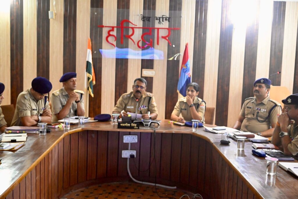 नवनीत-सिंह-की-अध्यक्षता-में-पुलिस-कार्यालय-में-सैनिक.jpeg
