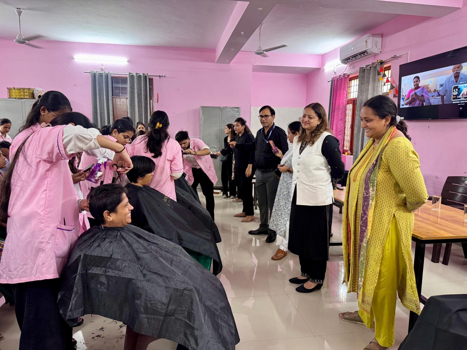 नारी निकेतन की संवासिनियों और बालिका निकेतन की बालिकाओं के लिए विशेष हेयर ग्रूमिंग एवं पर्सनल केयर क्लास 2 निकेतन की संवासिनियों और बालिका निकेतन की बालिकाओं के