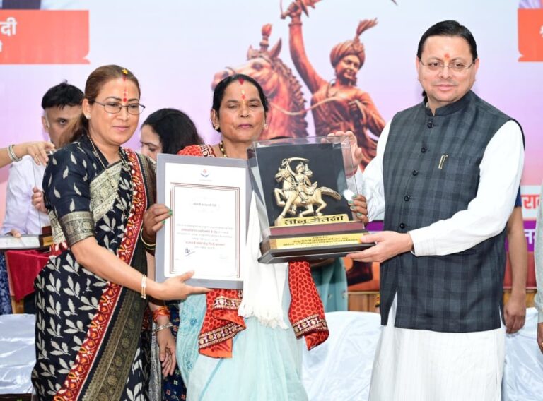 ने-तीलू-रौतेली-एवं-आंगनबाड़ी-कार्यकत्री-पुरस्कार-से-मातृशक्ति.jpeg