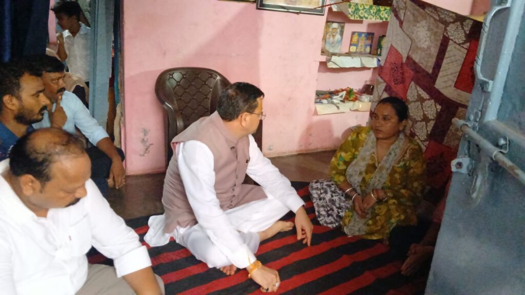 ने-शोक-संतप्त-परिवारों-से-मिलकर-जताया-गहरा-दुखपरिजनों.jpeg