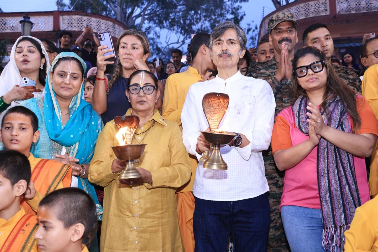 पद्म श्री जसपिंदर नरूला जी दर्शनार्थ आयी परमार्थ निकेतन 6 श्री जसपिंदर नरूला जी दर्शनार्थ आयी परमार्थ निकेतन