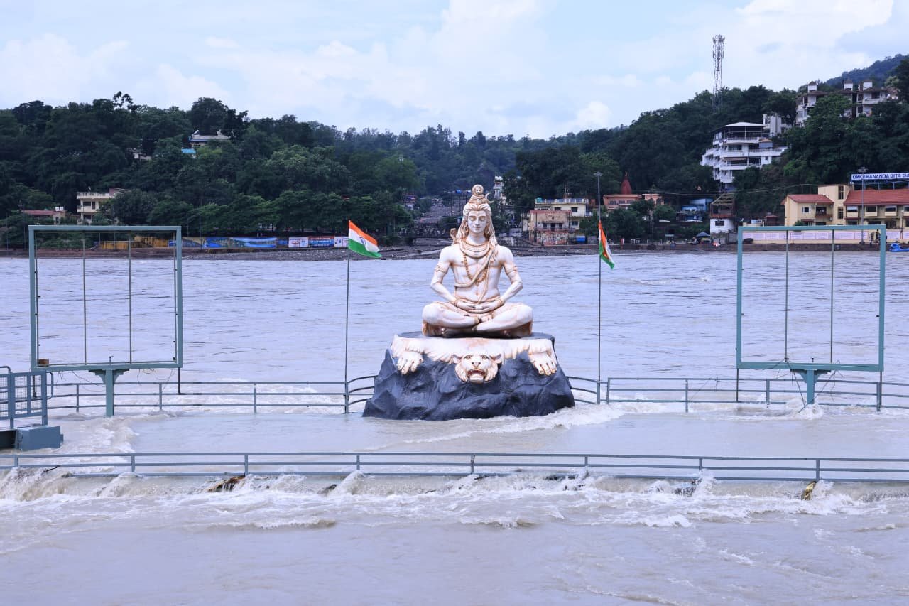 गंगा तट पर मानसून में गंगा की दिव्य धारा