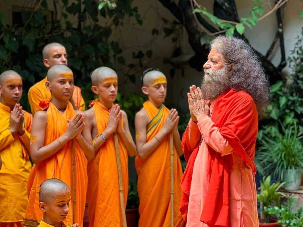 पर्व-के-पूर्व-परमार्थ-निकेतन-में-गंगा-तट-पर.jpg