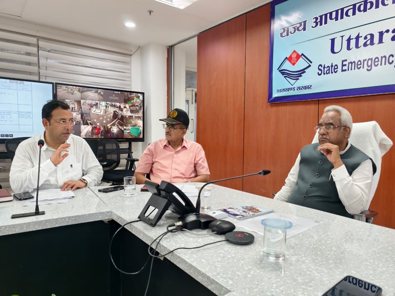 टनल हादसा मा0 मंत्री ने एसईओसी पहुंचकर राहत एवं बचाव