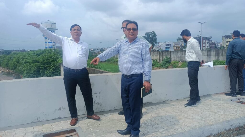 बाजार-के-विकास-कार्यों-का-विधायक-विनोद-चमोली-और.jpeg