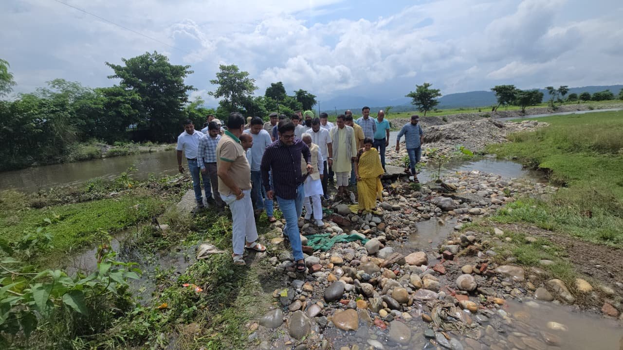 बाढ़ प्रभावित क्षेत्रों का मंत्री और विधायक ने किया स्थलीय निरीक्षण, अधिकारियों को त्वरित कार्रवाई के निर्देश 2 प्रभावित क्षेत्रों का मंत्री और विधायक ने किया स्थलीय