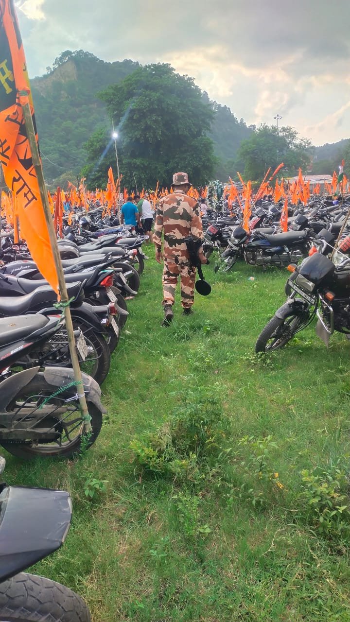 टीम द्वारा पंत दीप पार्किंग में सर्च अभियान चलाते