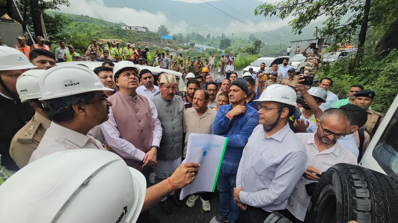 बेहद खराब मौसम के बीच भी पीपलकोटी पहुंचे मुख्यमंत्री धामी 2 खराब मौसम के बीच भी पीपलकोटी पहुंचे मुख्यमंत्री धामी