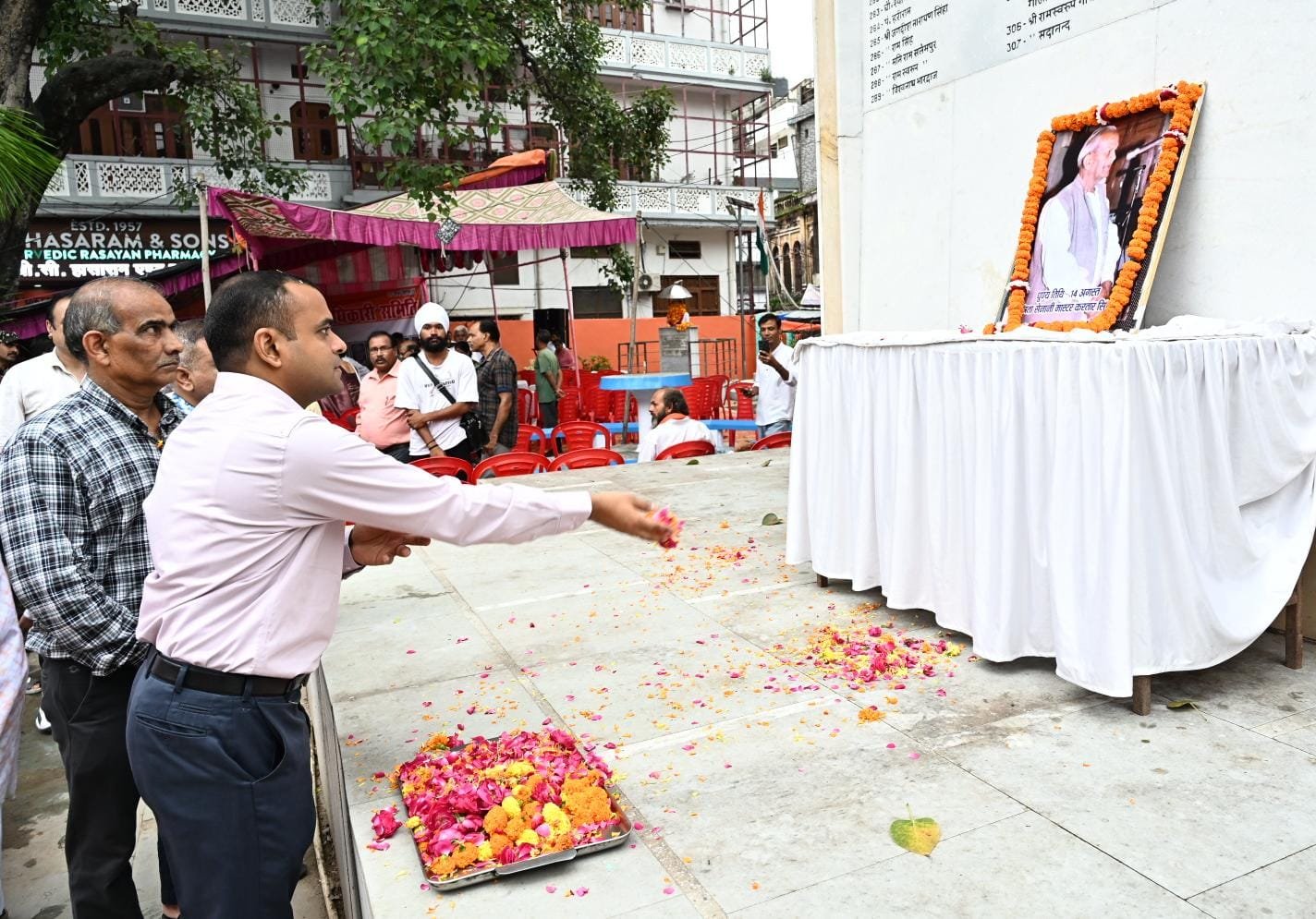 पार्क में शहीद दिवस कार्यक्रम आयोजित जिलाधिकारी मयूर दीक्षित