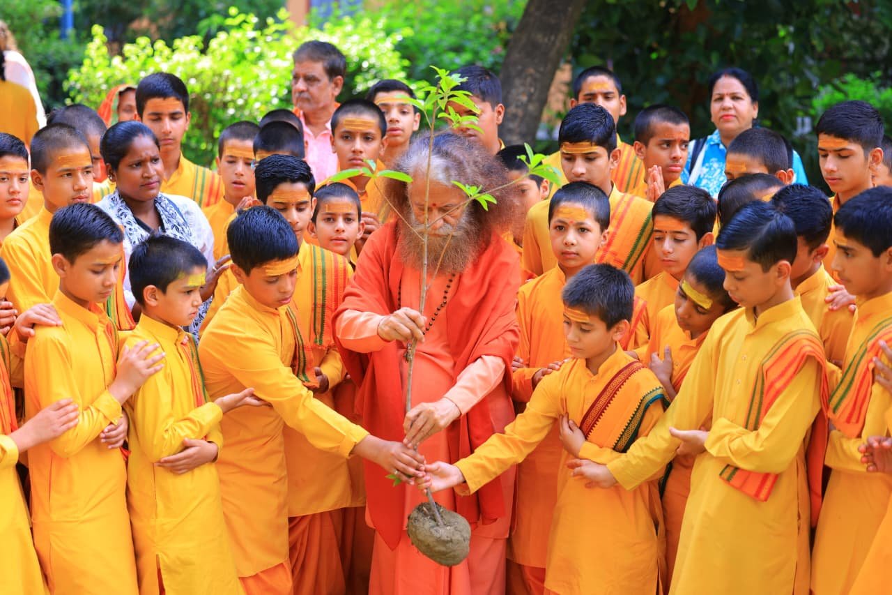 अक्षय ऊर्जा दिवस – प्रकृति के साथ संतुलित विकास