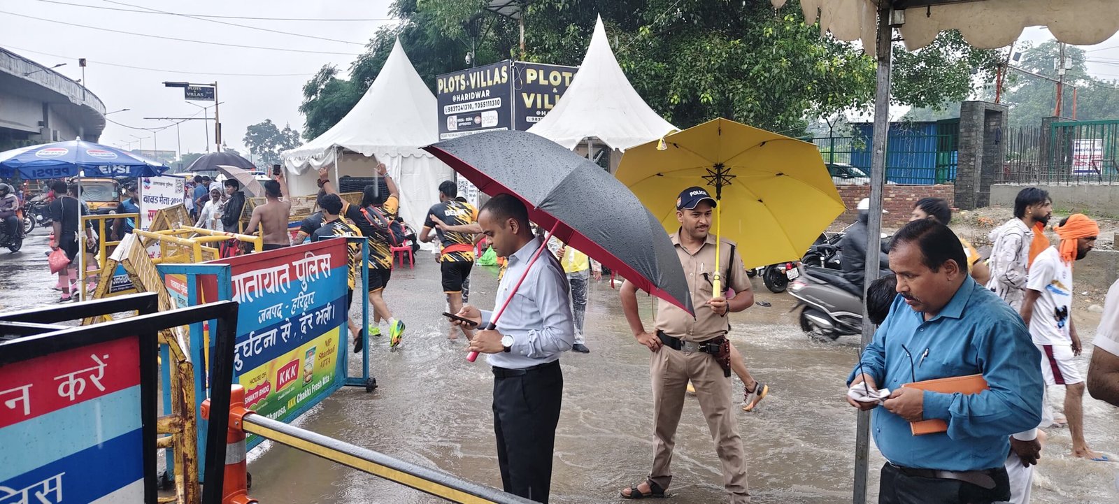 वर्षा के बीच डाक कांवड़ियों के लिए सुरक्षा व