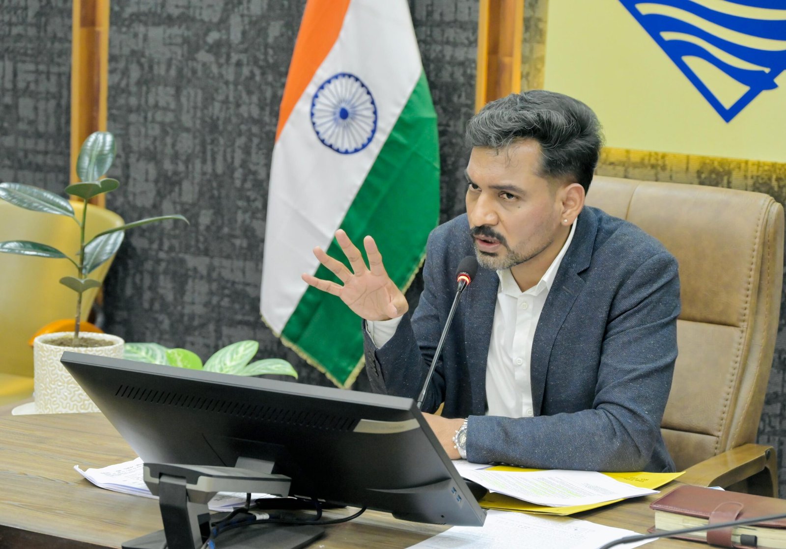 पुनरीक्षण को लेकर राजनीतिक दलों के साथ डीएम की