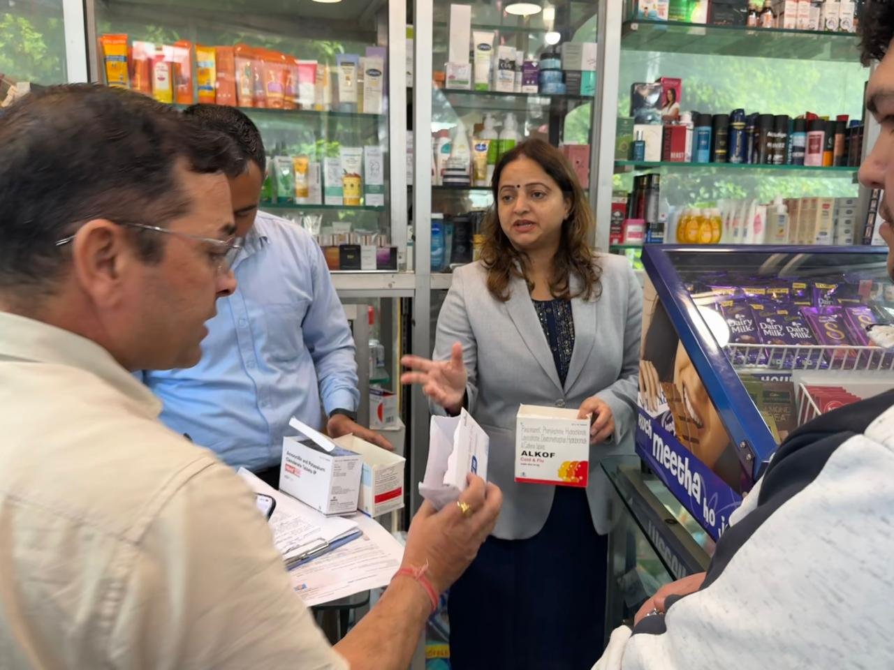 मसूरी में मेडिकल स्टोरों पर संयुक्त औचक निरीक्षण, तीन प्रतिष्ठानों में दवा बिक्री पर रोक 2 में मेडिकल स्टोरों पर संयुक्त औचक निरीक्षण तीन प्रतिष्ठानों