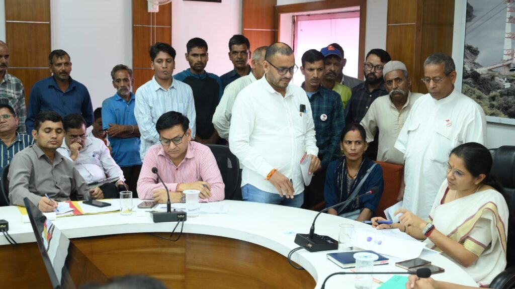 मिलन-में-सुनी-गई-58-शिकायतें-जिलाधिकारी-ने-अधिकारियों.jpg