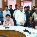 मिलन-में-सुनी-गई-58-शिकायतें-जिलाधिकारी-ने-अधिकारियों.jpg