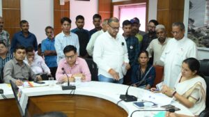 मिलन-में-सुनी-गई-58-शिकायतें-जिलाधिकारी-ने-अधिकारियों.jpg