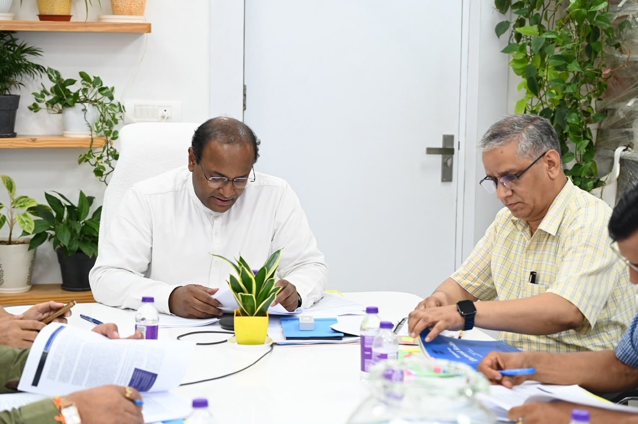निर्वाचन अधिकारी ने राजनैतिक दलों के साथ की बैठक