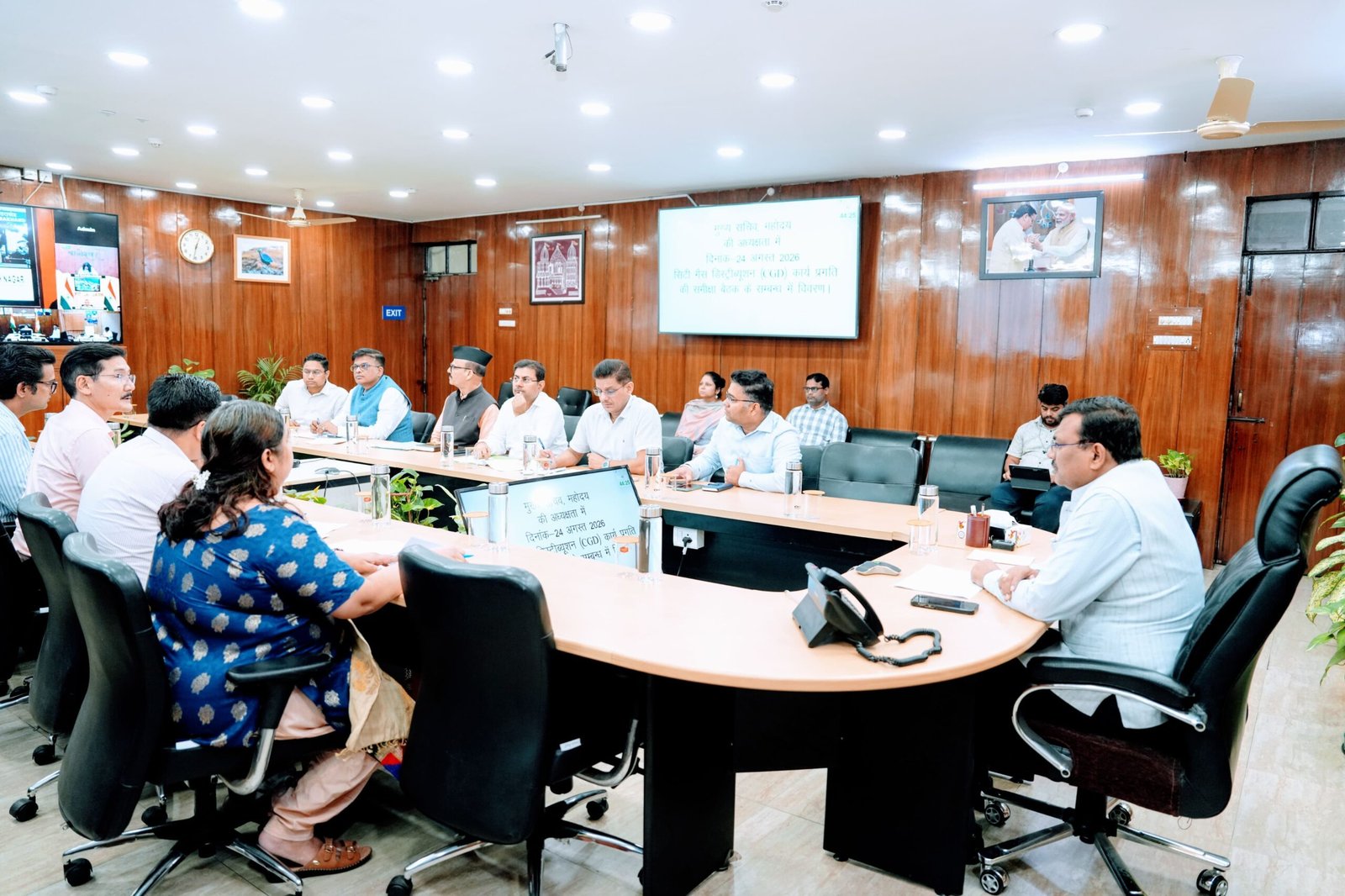 मुख्य सचिव ने गैस कंपनियों और सम्बन्धित एजेंसियों को कार्य की गति बढ़ाए जाने के स्पष्ट निर्देश दिए। 2 सचिव ने गैस कंपनियों और सम्बन्धित एजेंसियों को कार्य