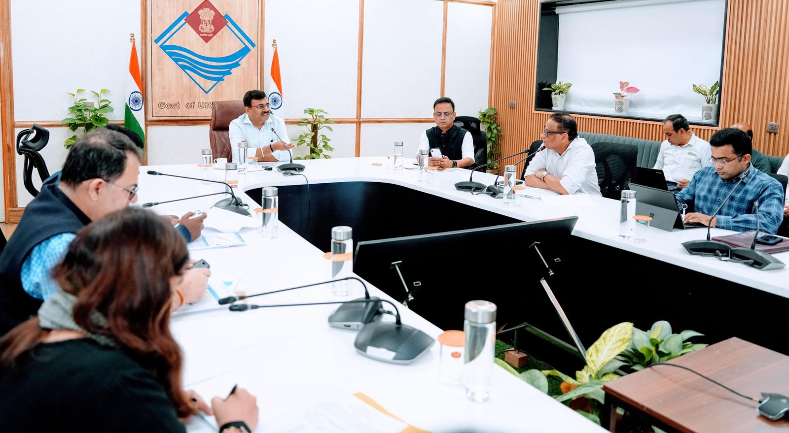 मुख्य सचिव ने सचिवालय में राजस्व वृद्धि के सम्बन्ध में अधिकारियों के साथ बैठक ली 2 सचिव ने सचिवालय में राजस्व वृद्धि के सम्बन्ध में