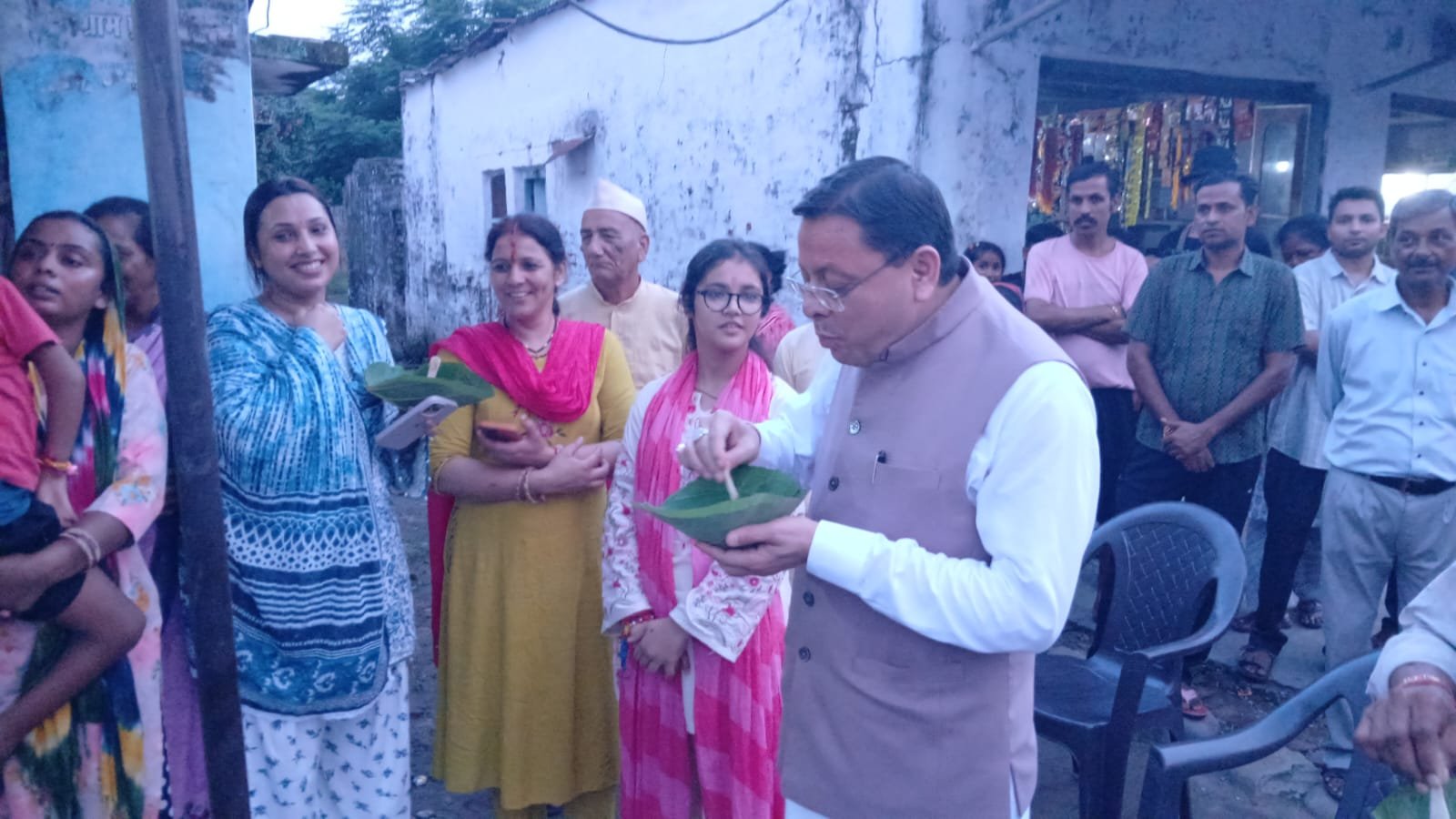 मुख्यमंत्री धामी ने लोकल फॉर वोकल को दिया बढ़ावा,लोहियाहैड में पैदल चलकर रवि के स्टॉल पर खाई टिकी 2 धामी ने लोकल फॉर वोकल को दिया बढ़ावालोहियाहैड में