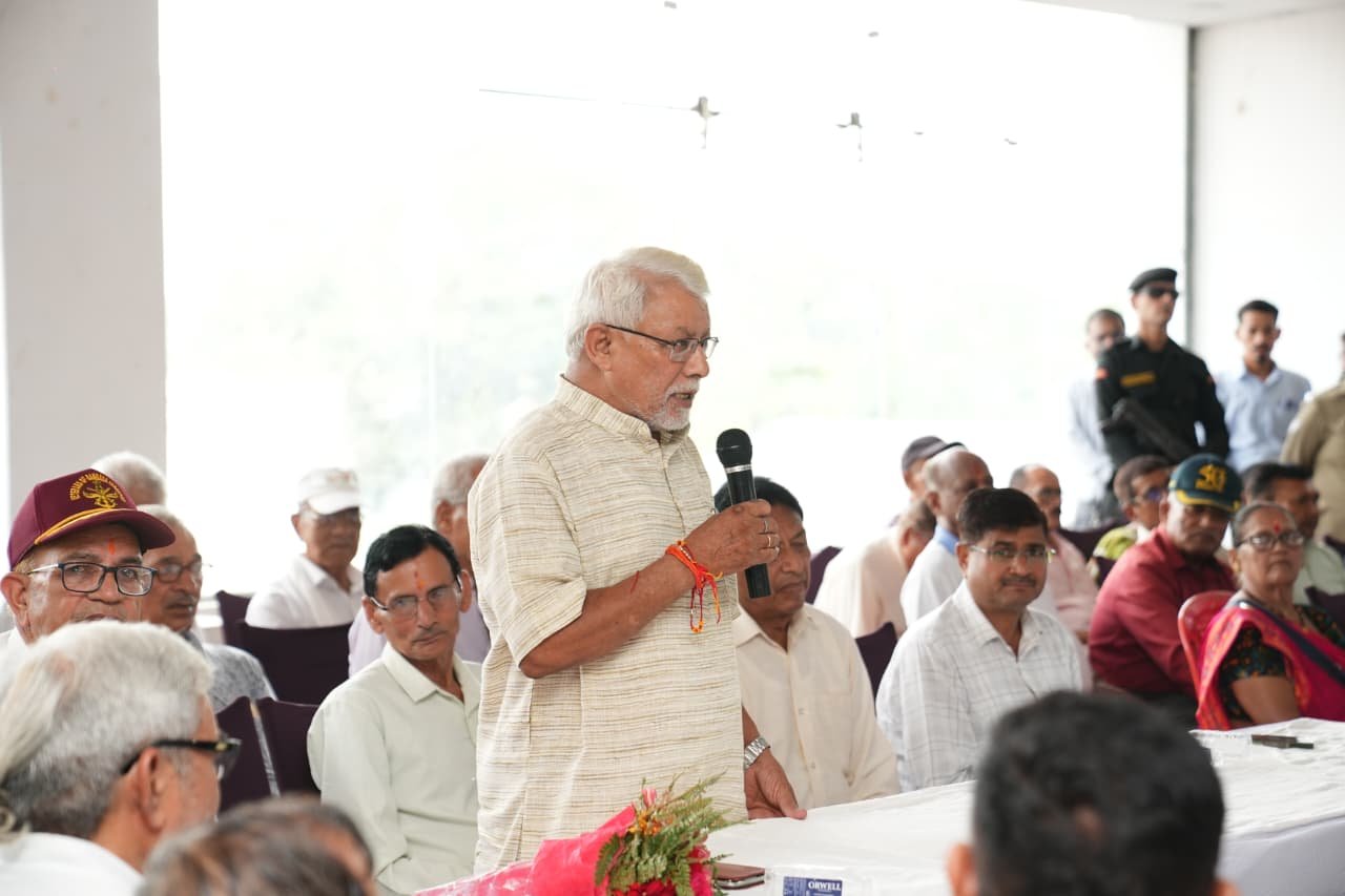 मुख्यमंत्री ने बनबसा में प्रबुद्धजनों से किया संवाद, योजनाओं पर की चर्चा 2 ने बनबसा में प्रबुद्धजनों से किया संवाद योजनाओं पर