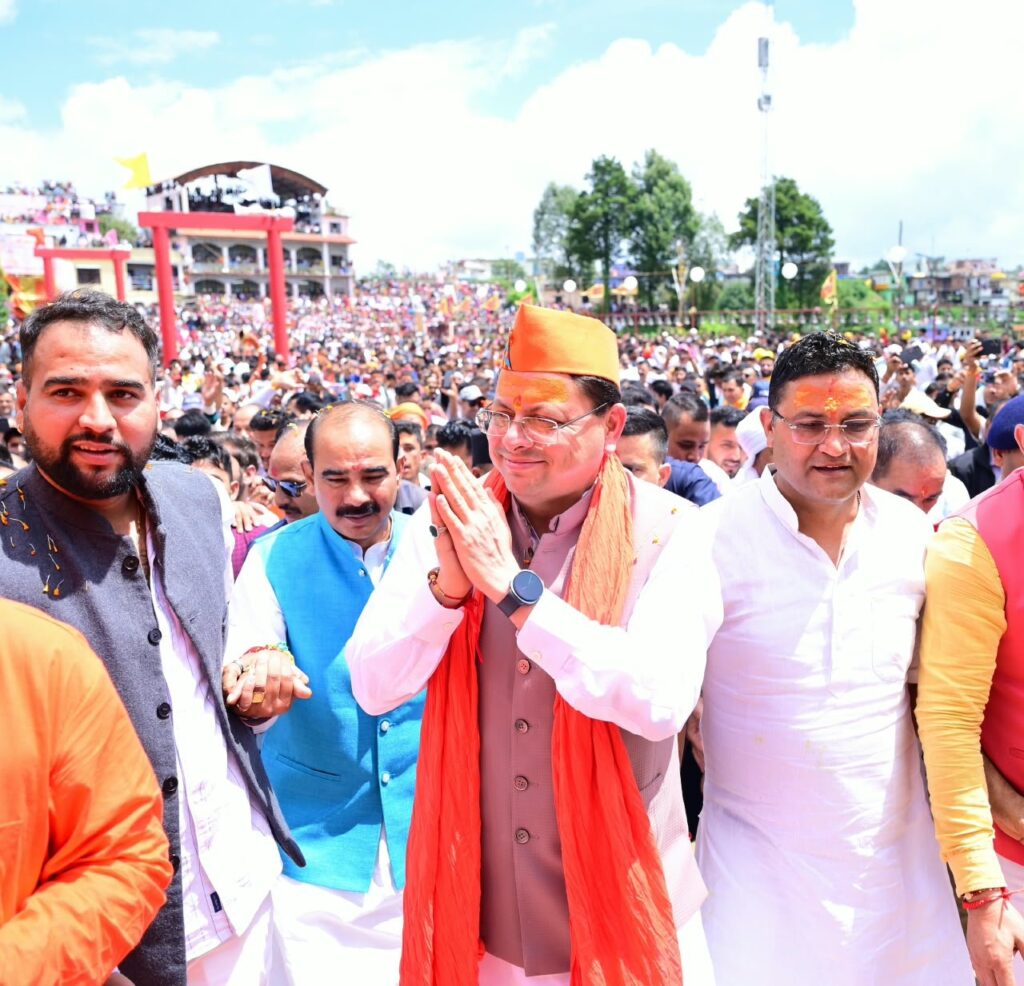 में-फलों-फूलों-से-बरसी-बग्वाल-ऐतिहासिक-पाषाण-युद्ध-के.jpg